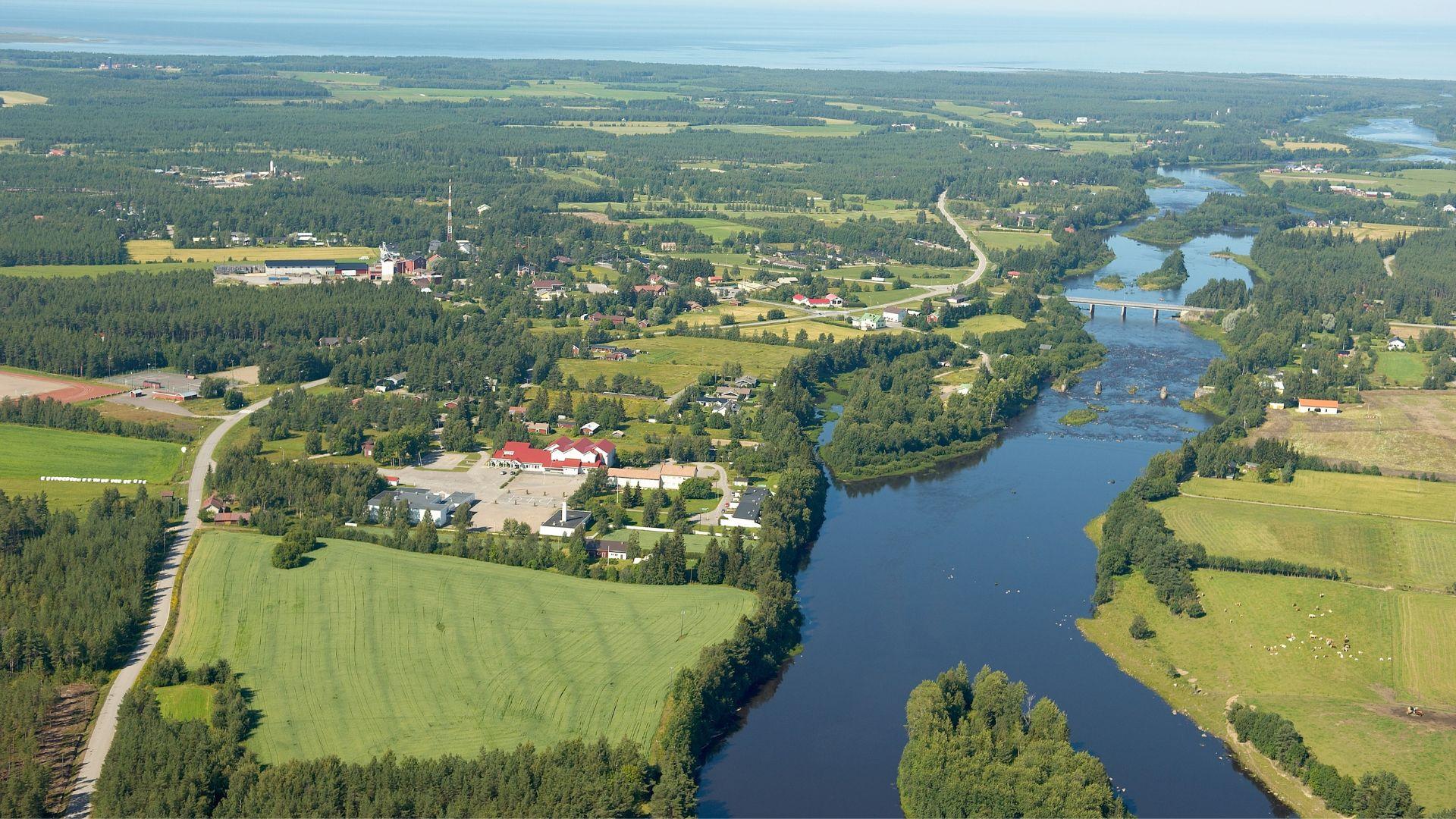 Ilmakuva jokivarren pelloista ja asutuksesta Siikajoella.